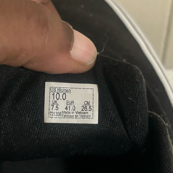 Black Vans black tennis shoes - Picture 6 of 11